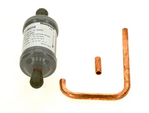 BOSCH Filtertrockner mit metallischem Gehäuse, versehen mit Anschlussstücken und einer gebogenen Kupferrohrkomponente.